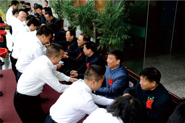 sunbet拜师仪式现场为导师敬茶