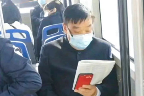 sunbet董事长李安平路途中不忘学习